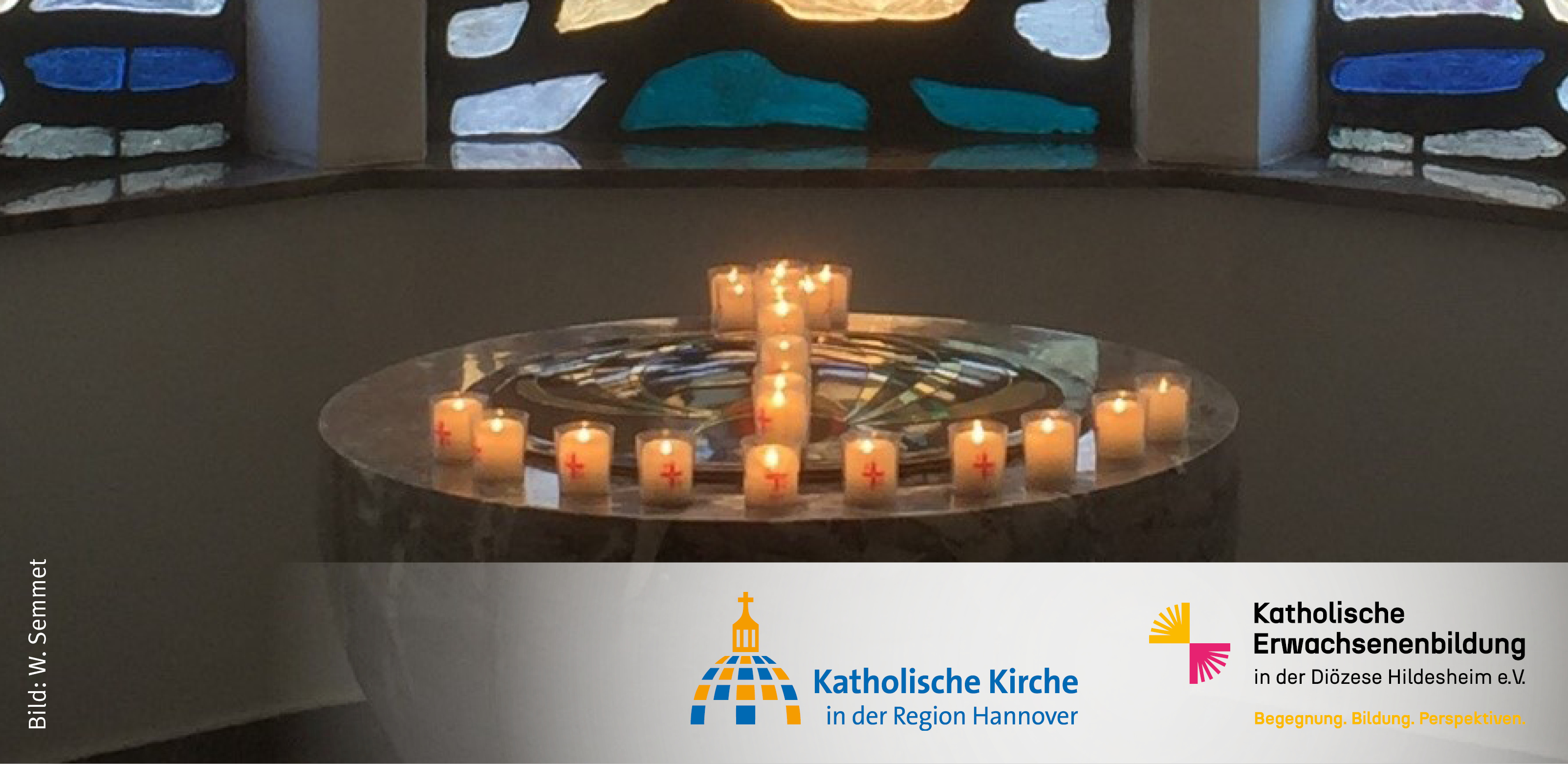 Runde Schale mit brennenden Gedenkkerzen, dahinter bunte Kirchenfenster, darunter Logos der Katholischen Kirche in der Region Hannover und der Katholischen Erwachsenenbildung in der Diözese Hildesheim.